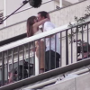 Dakota Johnson et Jamie Dornan s'embrassent sur le tournage de Fifty Shades Darker à Paris le 19 juillet 2016.