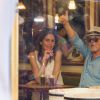 Dakota Johnson a retrouvé son père Don Johnson et sa femme Kelley Phleger au café Verlet à Paris, le 19 juillet 2016.