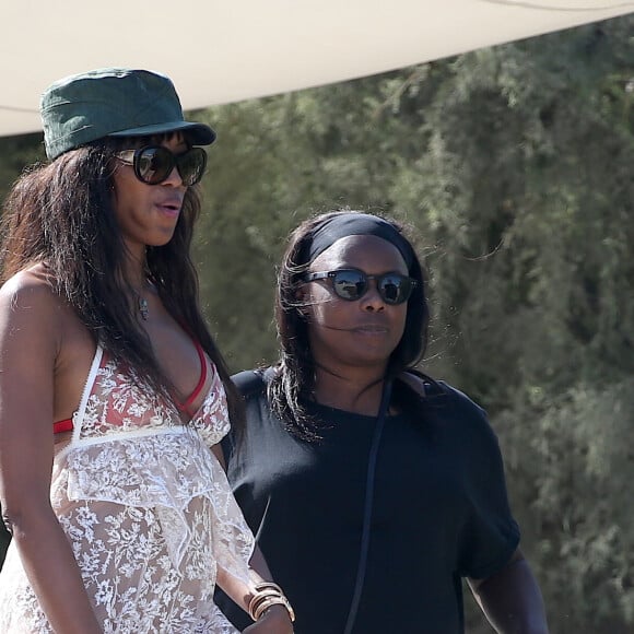 Naomi Campbell quitte le Club 55 à Saint-Tropez, le 20 juillet 2016.