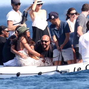 Naomie Campbell et un ami regagnent un yacht aprés avoir déjeuné au Club 55 à Saint-Tropez, le 20 Juillet 2016.