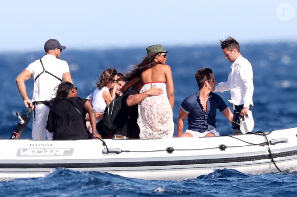 Naomie Campbell et un ami regagnent un yacht aprés avoir déjeuné au Club 55 à Saint-Tropez, le 20 Juillet 2016.