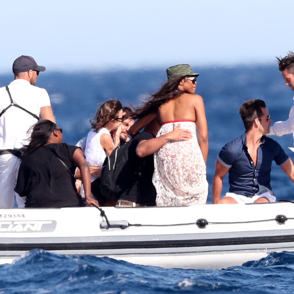 Naomie Campbell et un ami regagnent un yacht aprés avoir déjeuné au Club 55 à Saint-Tropez, le 20 Juillet 2016.