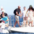 Naomie Campbell et un ami regagnent un yacht aprés avoir déjeuné au Club 55 à Saint-Tropez, le 20 Juillet 2016.