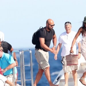 Naomie Campbell et un ami regagnent un yacht aprés avoir déjeuné au Club 55 à Saint-Tropez, le 20 Juillet 2016.