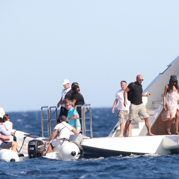 Naomie Campbell et un ami regagnent un yacht aprés avoir déjeuné au Club 55 à Saint-Tropez, le 20 Juillet 2016.