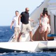 Naomie Campbell et un ami regagnent un yacht aprés avoir déjeuné au Club 55 à Saint-Tropez, le 20 Juillet 2016.
