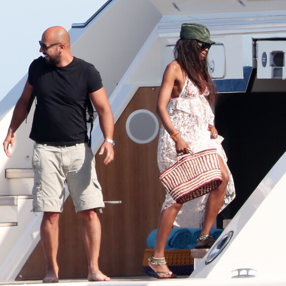 Naomie Campbell regagne un yacht aprés avoir déjeuné au Club 55 à Saint-Tropez, le 20 Juillet 2016.