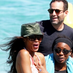 Naomi Campbell arrive au Club 55 pour déjeuner. Saint-Tropez, le 20 juillet 2016.