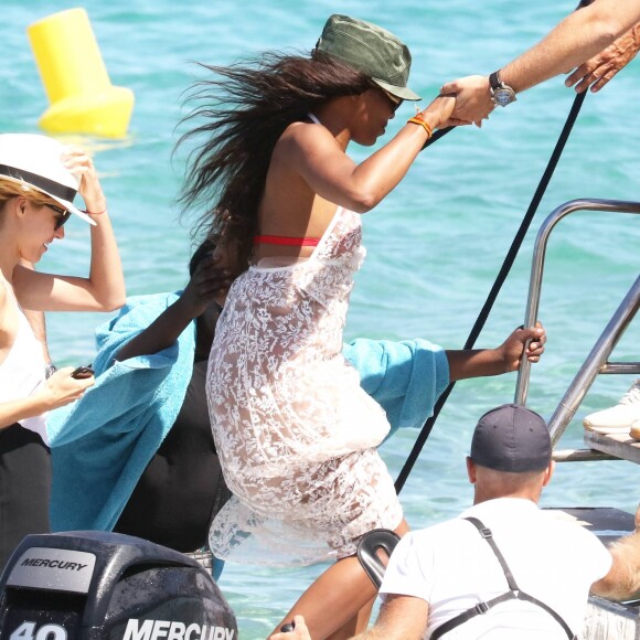 Naomi Campbell arrive au Club 55 pour déjeuner. Saint-Tropez, le 20 juillet 2016.