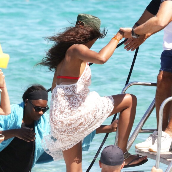 Naomi Campbell arrive au Club 55 pour déjeuner. Saint-Tropez, le 20 juillet 2016.