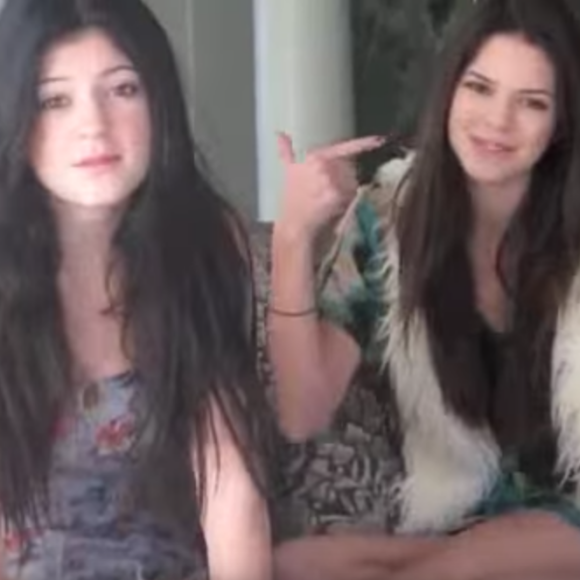 Kendall Jenner et Kylie Jenner se mettent en scène dans un vidéo-clip fait maison qui reprend la chanson de Taylor Swift intitulée Better Than Revenge. Image extraite d'une vidéo publiée sur Youtube en 2010.