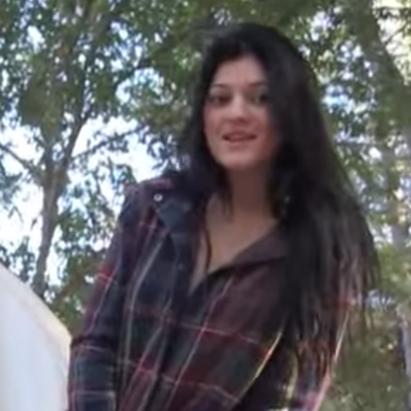 Kylie Jenner adolescente dans un vidéo-clip fait maison qui reprend la chanson de Taylor Swift intitulée Better Than Revenge. Image extraite d'une vidéo publiée sur Youtube en 2010.