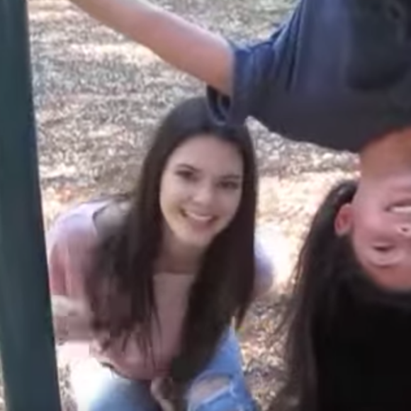 Kendall Jenner et Kylie Jenner se mettent en scène dans un vidéo-clip fait maison qui reprend la chanson de Taylor Swift intitulée Better Than Revenge. Image extraite d'une vidéo publiée sur Youtube en 2010.