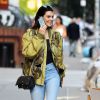 Kendall Jenner au téléphone dans les rues de New York, le 21 juin 2016. Elle porte un haut transparent qui laisse entrevoir sa poitrine et son piercing! Elle a une coque iPhone "Kimoji" (Send Nudes), une gamme de coques de téléphone créées par sa soeur Kim Kardashian.