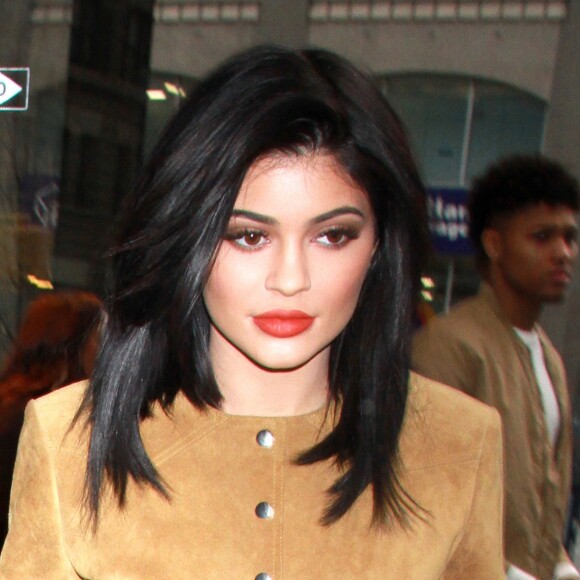 Kylie Jenner se promène avec un mystérieux inconnu dans les rues de New York. Kylie est à New York avec sa soeur Kendall Jenner pour présenter leur nouvelle collection de vêtements 'Kendall + Kylie'. Le 9 février 2016