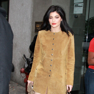 Kylie Jenner se promène avec un mystérieux inconnu dans les rues de New York. Kylie est à New York avec sa soeur Kendall Jenner pour présenter leur nouvelle collection de vêtements 'Kendall + Kylie'. Le 9 février 2016