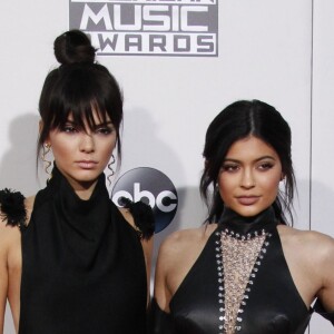 Kendall Jenner et sa soeur Kylie Jenner à La 43ème cérémonie annuelle des "American Music Awards" à Los Angeles, le 22 novembre 2015