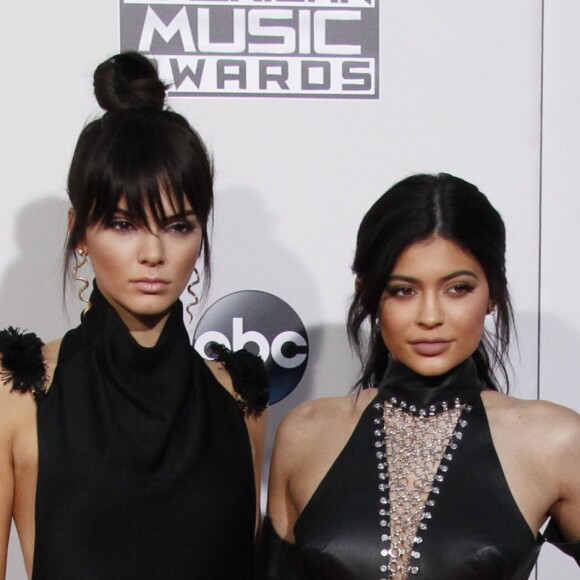 Kendall Jenner et sa soeur Kylie Jenner à La 43ème cérémonie annuelle des "American Music Awards" à Los Angeles, le 22 novembre 2015