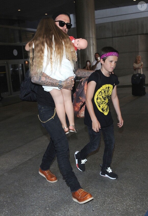 David Beckham et ses enfants Harper et Cruz à l'aéroport de LAX à Los Angeles, le 11 juillet 2016.