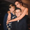 Victoria Beckham et ses fils Romeo et Cruz à Londres. Novembre 2015.