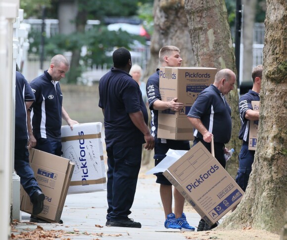 Exclusif - Une équipe de déménageurs déplace des meubles de la maison des Beckham vers une autre maison située un peu plus loin dans la rue le temps de faire des travaux. Londres, le 17 juillet 2016.