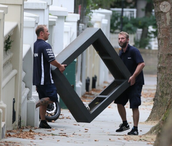 Exclusif - Alors que les Beckham sont en vacances à Los Angeles, une équipe de déménageurs déplace des meubles de leur maison vers une autre résidence située un peu plus loin dans la rue le temps de faire des travaux. Londres, le 17 juillet 2016.