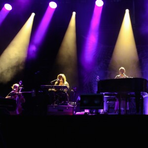 Yael Naim en concert au Fnac Live Festival 2016 sur le parvis de l'Hôtel de Ville à Paris. Le 21 juillet 2016 © Lise Tuillier