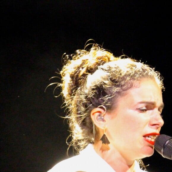 Yael Naim en concert au Fnac Live Festival 2016 sur le parvis de l'Hôtel de Ville à Paris. Le 21 juillet 2016 © Lise Tuillier