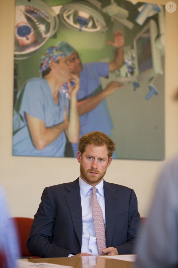 Le prince Harry assiste à une table ronde sur le VIH au King's college Hospital de Londres le 7 juillet 2016