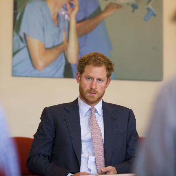 Le prince Harry assiste à une table ronde sur le VIH au King's college Hospital de Londres le 7 juillet 2016