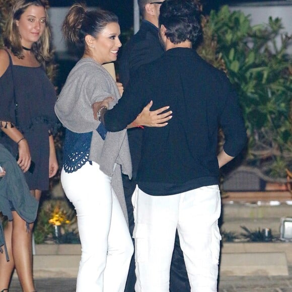 Eva Longoria et son mari José Baston dînent en famille au restaurant Nobu de Los Angeles, le 22 juillet 2016