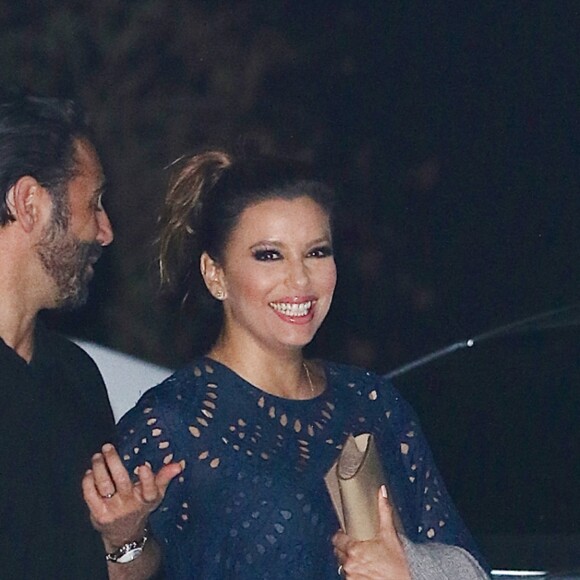 Eva Longoria et son mari José Baston dînent en famille au restaurant Nobu de Los Angeles, le 22 juillet 2016