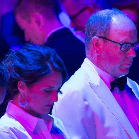 Le prince Albert II de Monaco et sa femme la princesse Charlène de Monaco ainsi que l'assistance ont observé une minute de silence en mémoire des victimes de l'attentat du 14 juillet à Nice durant le 68ème Bal de la Croix-Rouge monégasque dans la Salle des Etoiles du Sporting de Monaco le 23 juillet 2016. © Palais Princier / Pierre Villard / Monte Carlo Société des Bains de Mer via Bestimage