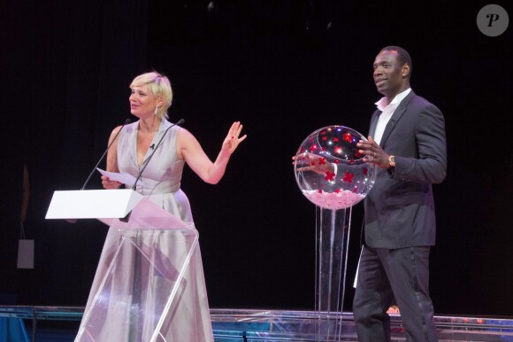 Omar Sy et Maïtena Biraben - Tombola présentée par Omar Sy et Maïtena Biraben lors du 68ème Bal de la Croix-Rouge monégasque dans la salle des Etoiles du Sporting Monte-Carlo à Monaco, le 23 juillet 2016. © Palais Princier / Pierre Villard / Monte Carlo Société des Bains de Mer via Bestimage