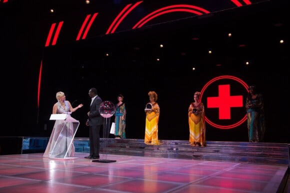 Omar Sy et Maïtena Biraben - Tombola présentée par Omar Sy et Maïtena Biraben lors du 68ème Bal de la Croix-Rouge monégasque dans la salle des Etoiles du Sporting Monte-Carlo à Monaco, le 23 juillet 2016. © Palais Princier / Pierre Villard / Monte Carlo Société des Bains de Mer via Bestimage