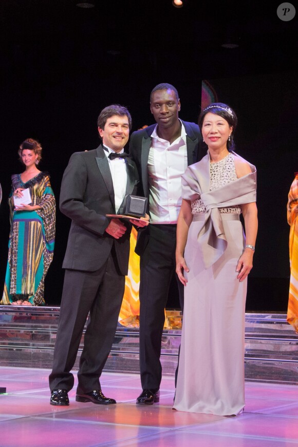 Omar Sy - Lot 4 offert par le Club Allemand International de Monaco et la Famille Scheufele - Tombola présentée par Omar Sy et Maïtena Biraben lors du 68ème Bal de la Croix-Rouge monégasque dans la salle des Etoiles du Sporting Monte-Carlo à Monaco, le 23 juillet 2016. © Palais Princier / Pierre Villard / Monte Carlo Société des Bains de Mer via Bestimage