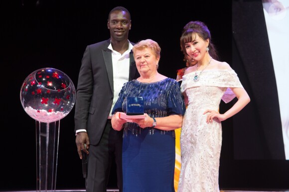 Omar Sy - Lot 2 offert par la Maison de haute joaillerie Anna Hu - Tombola présentée par Omar Sy et Maïtena Biraben lors du 68ème Bal de la Croix-Rouge monégasque dans la salle des Etoiles du Sporting Monte-Carlo à Monaco, le 23 juillet 2016. © Palais Princier / Pierre Villard / Monte Carlo Société des Bains de Mer via Bestimage