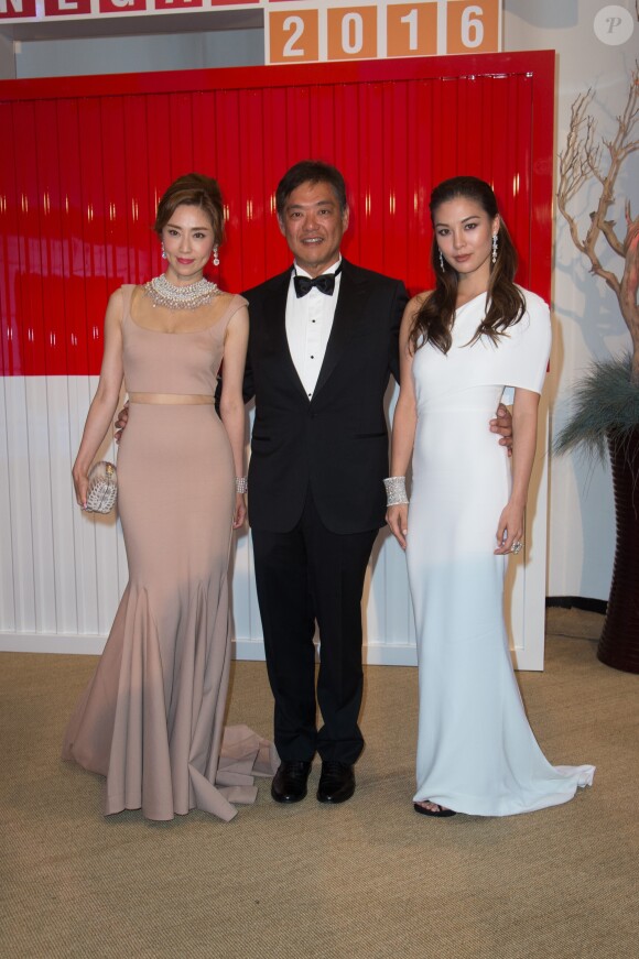 NO TABLOID - Peter Chan et ses invitées - Arrivées au 68ème gala de la croix rouge Monégasque dans la salle des Etoiles du Sporting Monte-Carlo à Monaco, le 23 juillet 2016. © Palais Princier/Pierre Villard/Monte Carlo Société des Bains de Mer via Bestimage