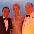 Albert, Charlene et Bernard Montiel au 68ème gala de la Croix-Rouge Monégasque dans la salle des Etoiles du Sporting Monte-Carlo à Monaco, le 23 juillet 2016.