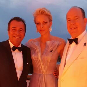 Albert, Charlene et Bernard Montiel au 68ème gala de la Croix-Rouge Monégasque dans la salle des Etoiles du Sporting Monte-Carlo à Monaco, le 23 juillet 2016.