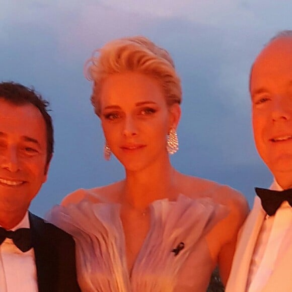 Albert, Charlene et Bernard Montiel au 68ème gala de la Croix-Rouge Monégasque dans la salle des Etoiles du Sporting Monte-Carlo à Monaco, le 23 juillet 2016.