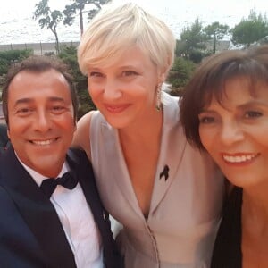 Bernard Montiel et Maïtena Biraben, entourés de Fabrice Larue (PGD de Newen qui produit Plus belle la vie) et son épouse au 68ème gala de la Croix-Rouge Monégasque dans la salle des Etoiles du Sporting Monte-Carlo à Monaco, le 23 juillet 2016.