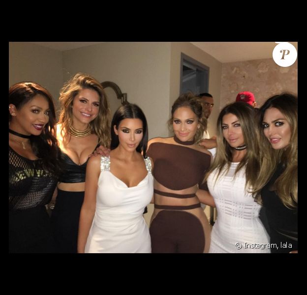 Jennifer Lopez fête son anniversaire avec Kim Kardashian. Le DJ Calvin Harris était aussi de la partie. Kim Kardashian et Calvin Harris livrent tous les deux une guerre médiatique à la popstar Taylor Swift. Photo publiée sur Instagram, le 24 juillet 2016