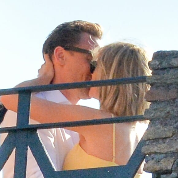 Exclusif - Taylor Swift et son nouveau compagnon Tom Hiddleston passent des vacances romantiques à Rome. Le couple est allé déjeuner en amoureux et est allé visiter "Le Colisée", immense amphithéâtre ovoïde situé dans le centre de la ville de Rome, entre l'Esquilin et le Cælius, le plus grand jamais construit dans l'empire. Le 27 juin 2016