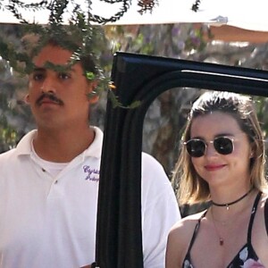 Miranda Kerr se promène dans le quartier de Soho à Malibu, le 17 juillet 2016