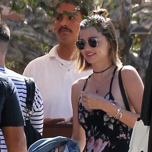 Miranda Kerr se promène dans le quartier de Soho à Malibu, le 17 juillet 2016