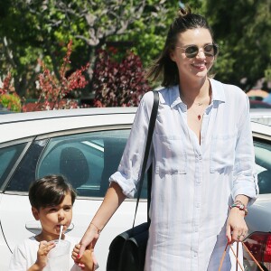 Miranda Kerr et son fils Flynn se promènent à Malibu, le 16 juillet 2016.