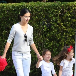 Exclusif - Adriana Lima et son mari Marko Jaric se rendent à la fête de l'école de leurs filles Sienna et Valentina pour Noel à Miami, le 19 décembre 2013.