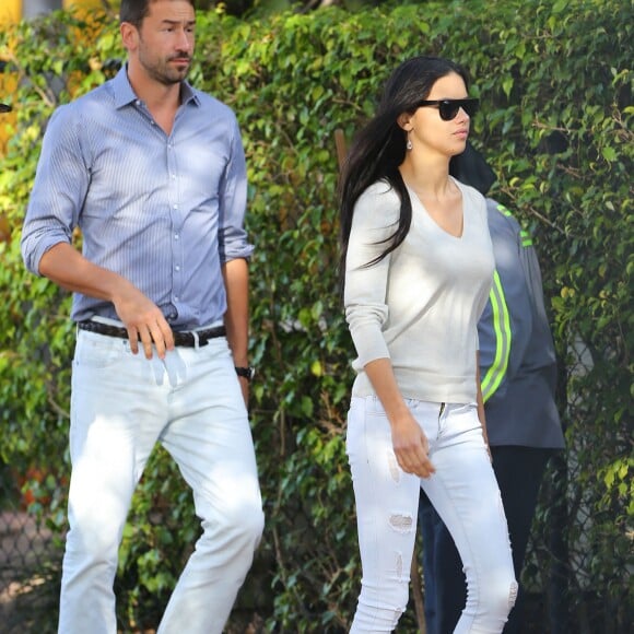 Exclusif - Adriana Lima et son mari Marko Jaric se rendent à la fête de l'école de leurs filles Sienna et Valentina pour Noel à Miami, le 19 décembre 2013.