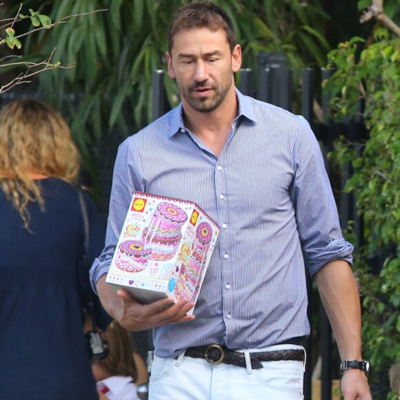 Exclusif - Adriana Lima et son mari Marko Jaric se rendent à la fête de l'école de leurs filles Sienna et Valentina pour Noel à Miami, le 19 décembre 2013.